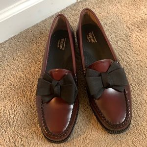 Like New Weejuns bow penny loafers